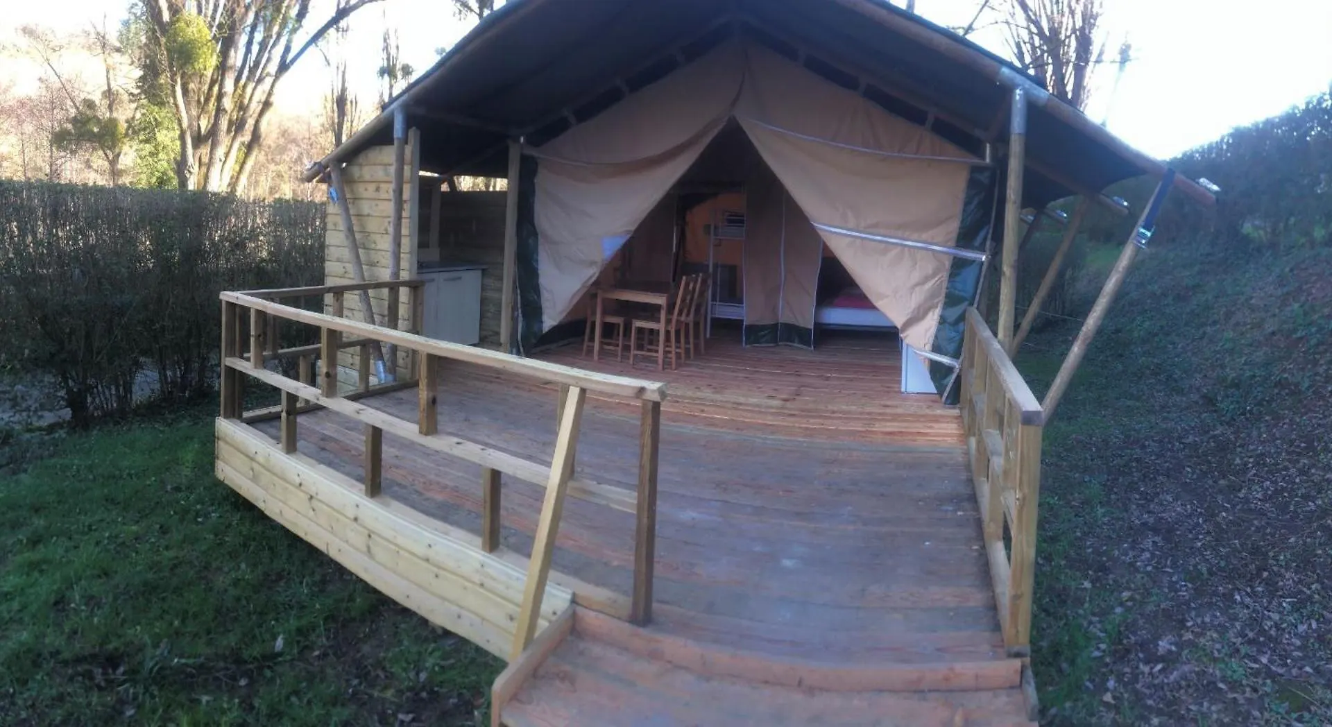 Saint-Gal-sur-Sioule Camping Du Pont De St Gal אתר קמפינג