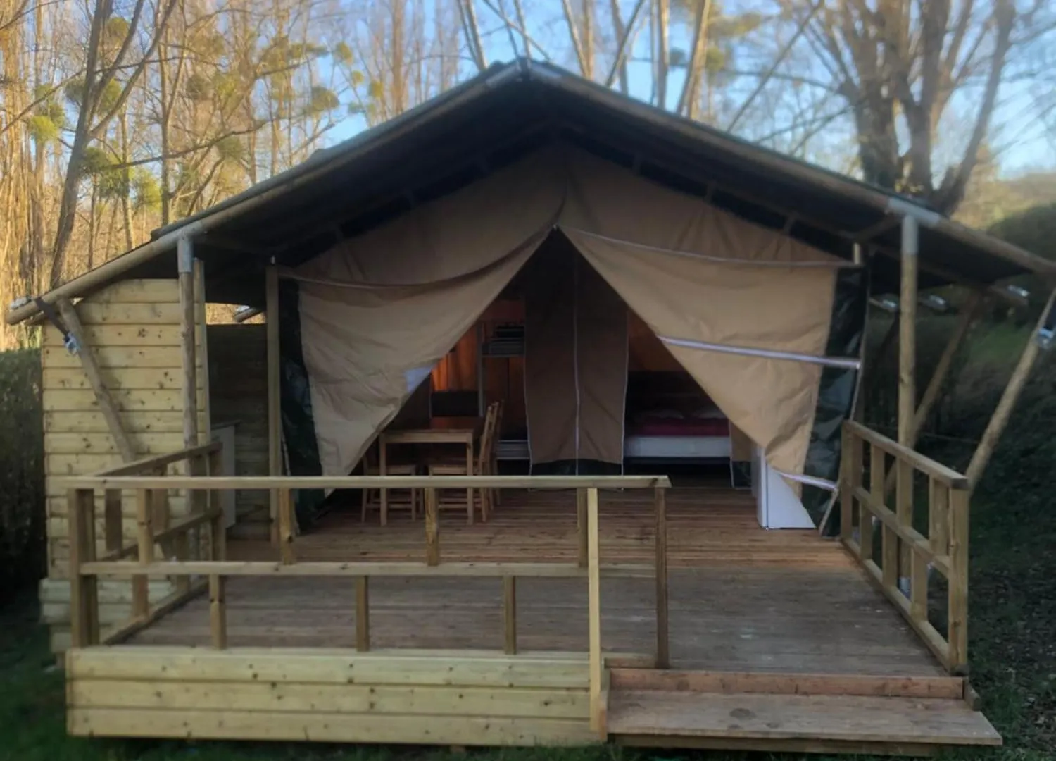 ** אתר קמפינג Saint-Gal-sur-Sioule Camping Du Pont De St Gal צרפת