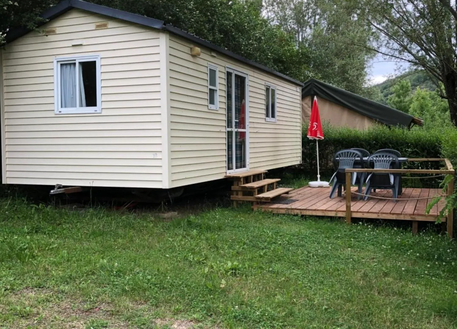 Saint-Gal-sur-Sioule Camping Du Pont De St Gal אתר קמפינג