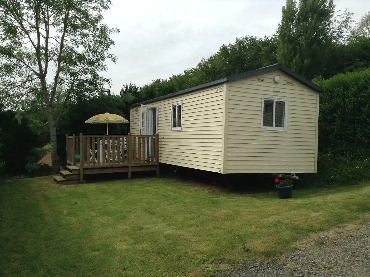 Saint-Gal-sur-Sioule Camping Du Pont De St Gal אתר קמפינג