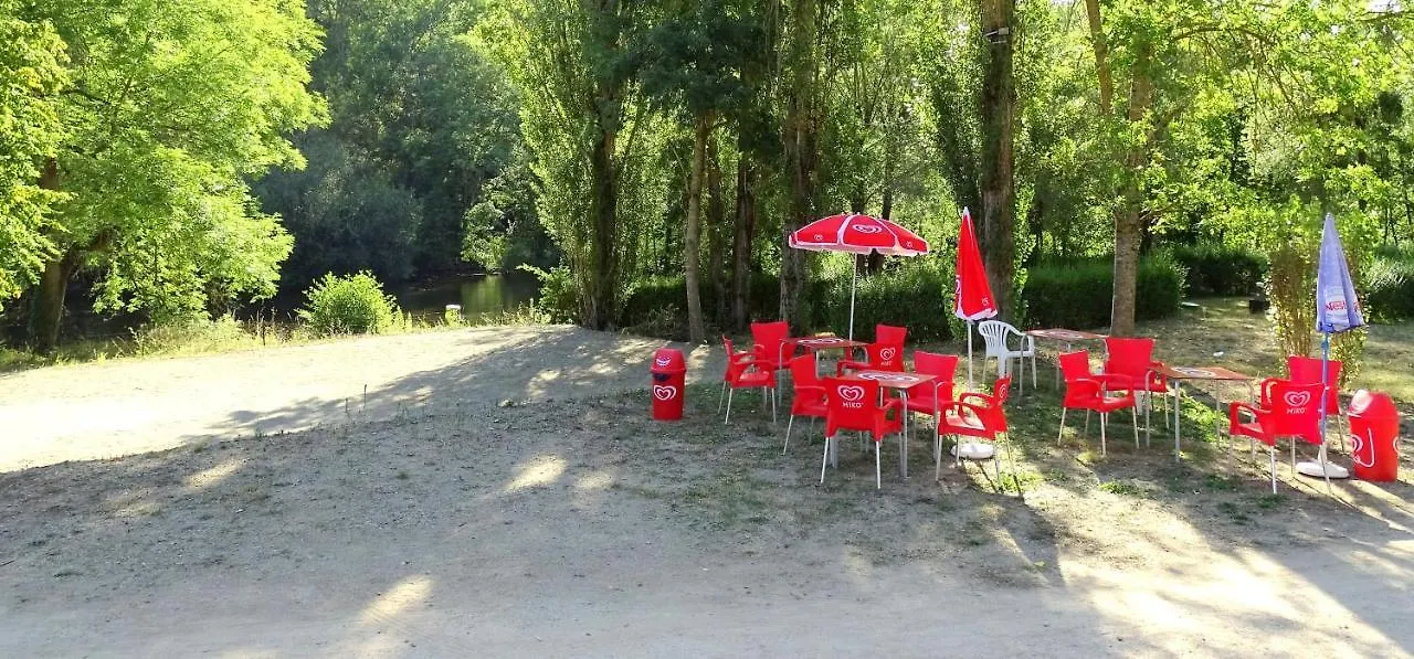 אתר קמפינג Saint-Gal-sur-Sioule Camping Du Pont De St Gal
